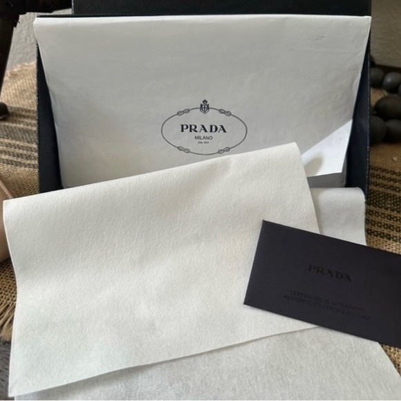 Authentic 💯 percent Prada Saffiano Fiocco Bow Leather Round zip Long wallet - Picture 13 of 13